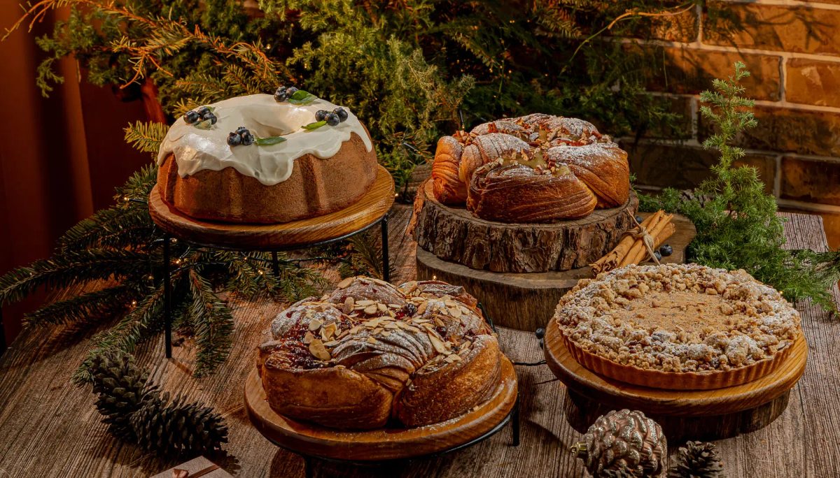 Pasteles y roscas de la Bakery de Tagers sobre bases de madera