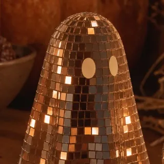 Fantasma disco terminado, cubierto de espejitos