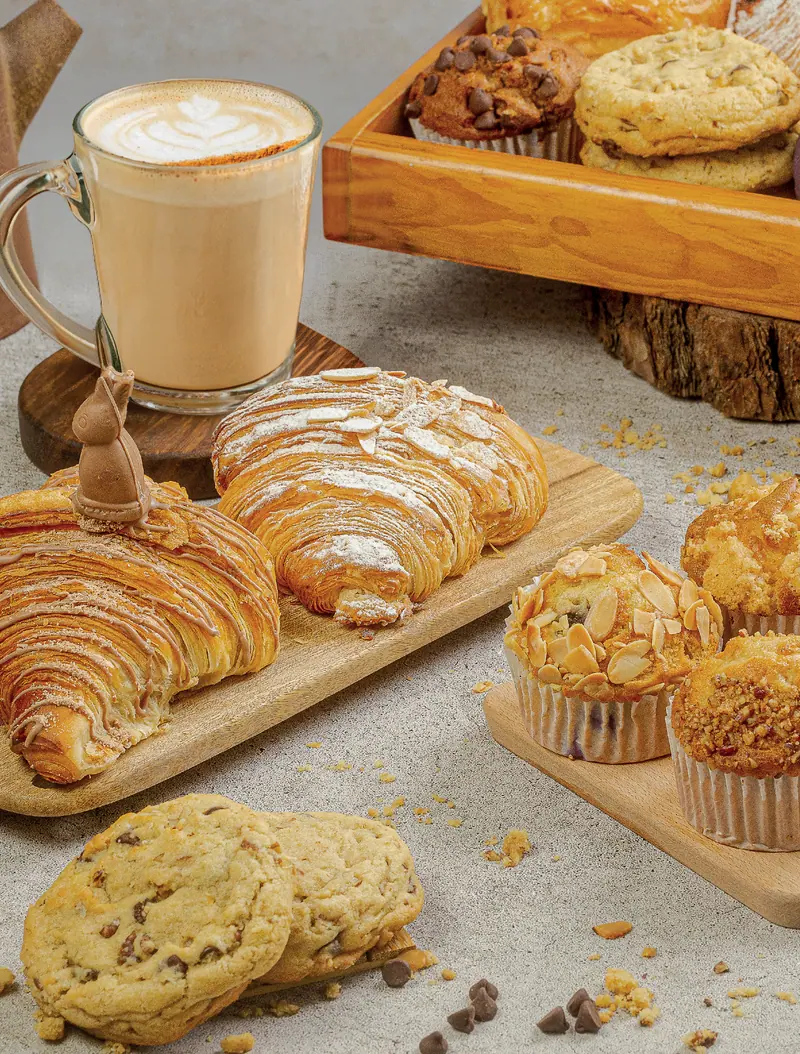 Pan artesanal de la casa: croissants, muffins y galletas, con un latte