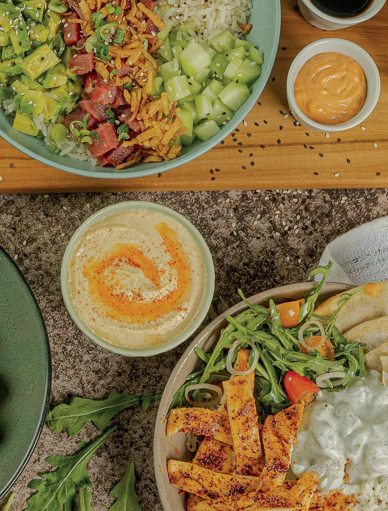 Tuna poke bowl con atún, aguacate y pepino, y chicken tzatziki bowl con arroz, arúgula y pan árabe