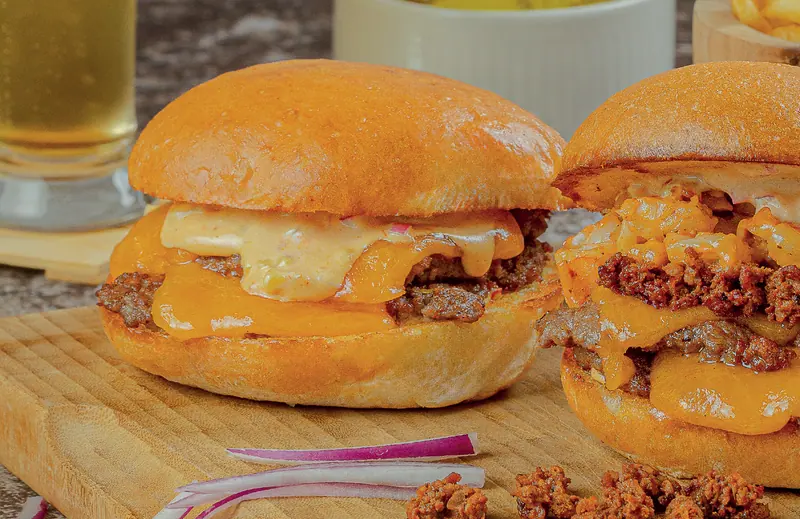 Double smash cheeseburger y red sea smash burger con queso cheddar fundido