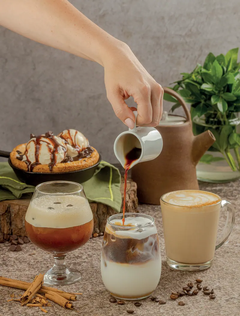 Cookie skillet con helado, carajillo, horchata latte y masala chai, y una mano que sirve espresso