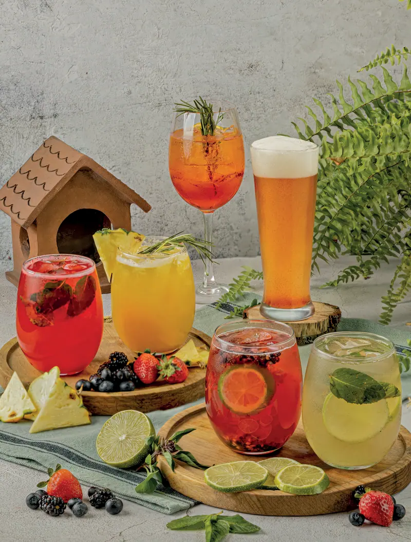 Aperol spritz, cerveza, limonadas de fresa y de piña con romero y un black tea splasher sobre la mesa
