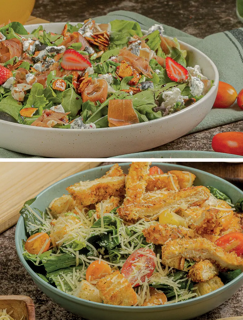 Jazzy salad con fresas, jamón serrano y queso de cabra y, abajo, chicken pesto parm con parmesano y crutones