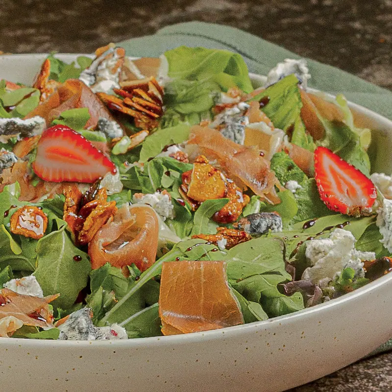 Jazzy salad with serrano ham, strawberries, goat cheese and caramelized almonds