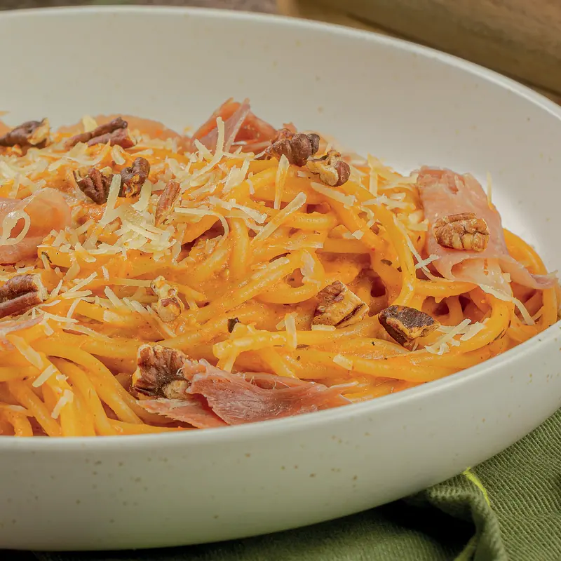 Pasta jitomate y ajo rostizado con jamón serrano, nuez tostada y parmesano
