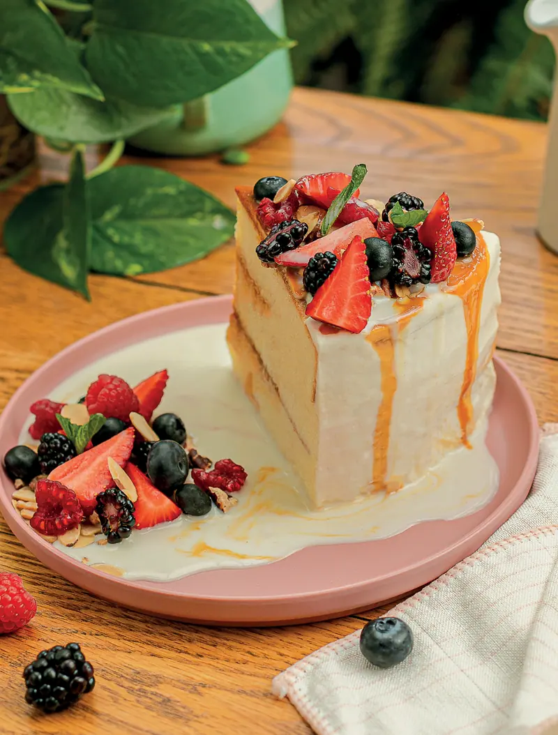 Pastel tres leches con dulce de leche, fresas, blueberries y almendras
