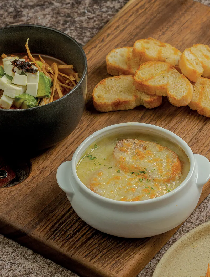 Caldo tlalpeño con aguacate y queso panela, y sopa francesa de cebolla gratinada con tostas de mantequilla de ajo