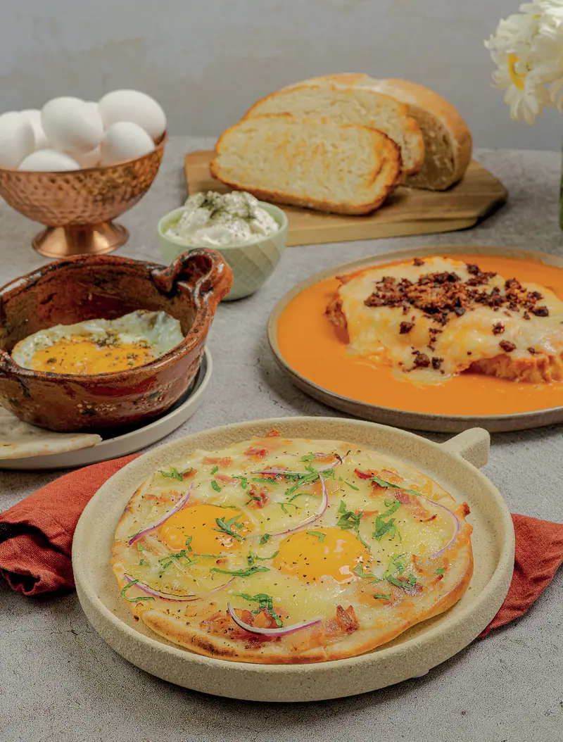 Eggs en cazuela, Ámsterdam with red suiza salsa and brunch flatbread with fried eggs