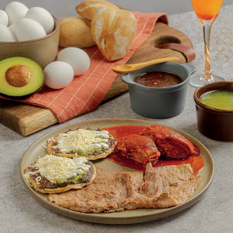 Desayuno combinado con picaditas, cerdo en adobo y cecina asada