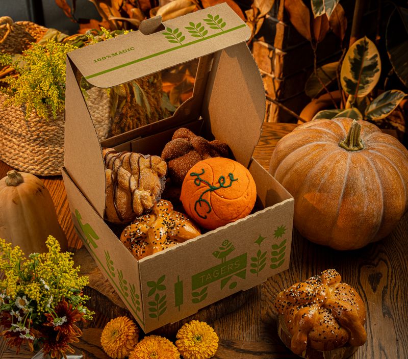 Caja de Tagers abierta con pan de muerto y concha de calabaza