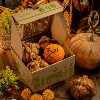 Caja de Tagers abierta con pan de muerto y concha de calabaza