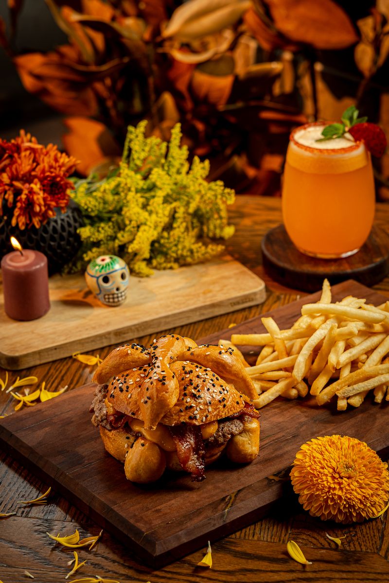 Catrina smash burger en pan de muerto azucarado con papas crispy