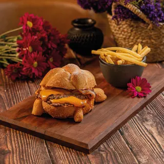 Catrina smash burger en pan de muerto azucarado, con queso cheddar y tocino
