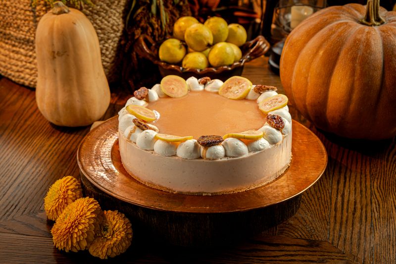 Cheesecake de guayaba familiar entero, decorado con nuez y guayaba