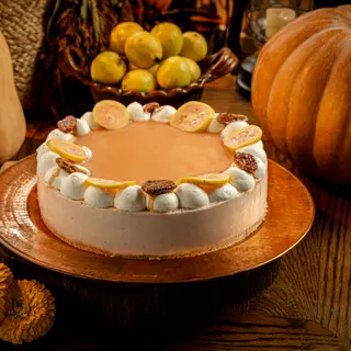 Cheesecake de guayaba familiar entero, decorado con nuez y guayaba