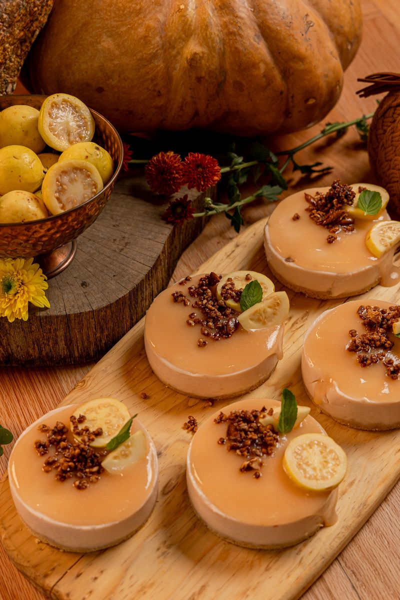Rebanadas individuales de cheesecake de guayaba con nuez