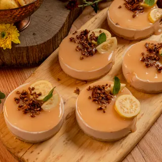 Rebanadas individuales de cheesecake de guayaba con nuez