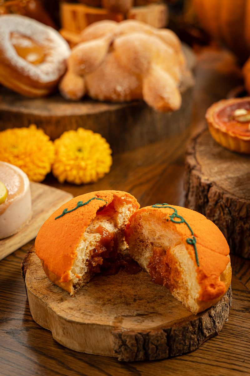 Concha de calabaza partida a la mitad mostrando el relleno de dulce de calabaza