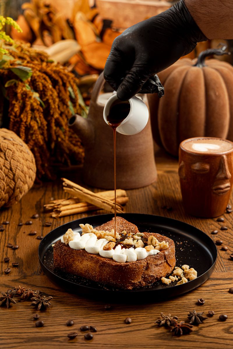 French toast de café de olla con crema de ricota mientras le sirven miel de piloncillo