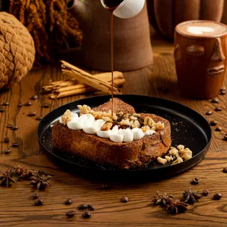 French toast de café de olla con crema de ricota mientras le sirven miel de piloncillo