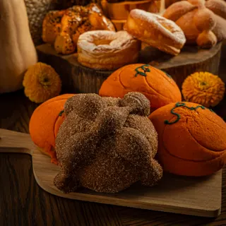 Panes de temporada apilados: pan de muerto, conchas de calabaza y danesas