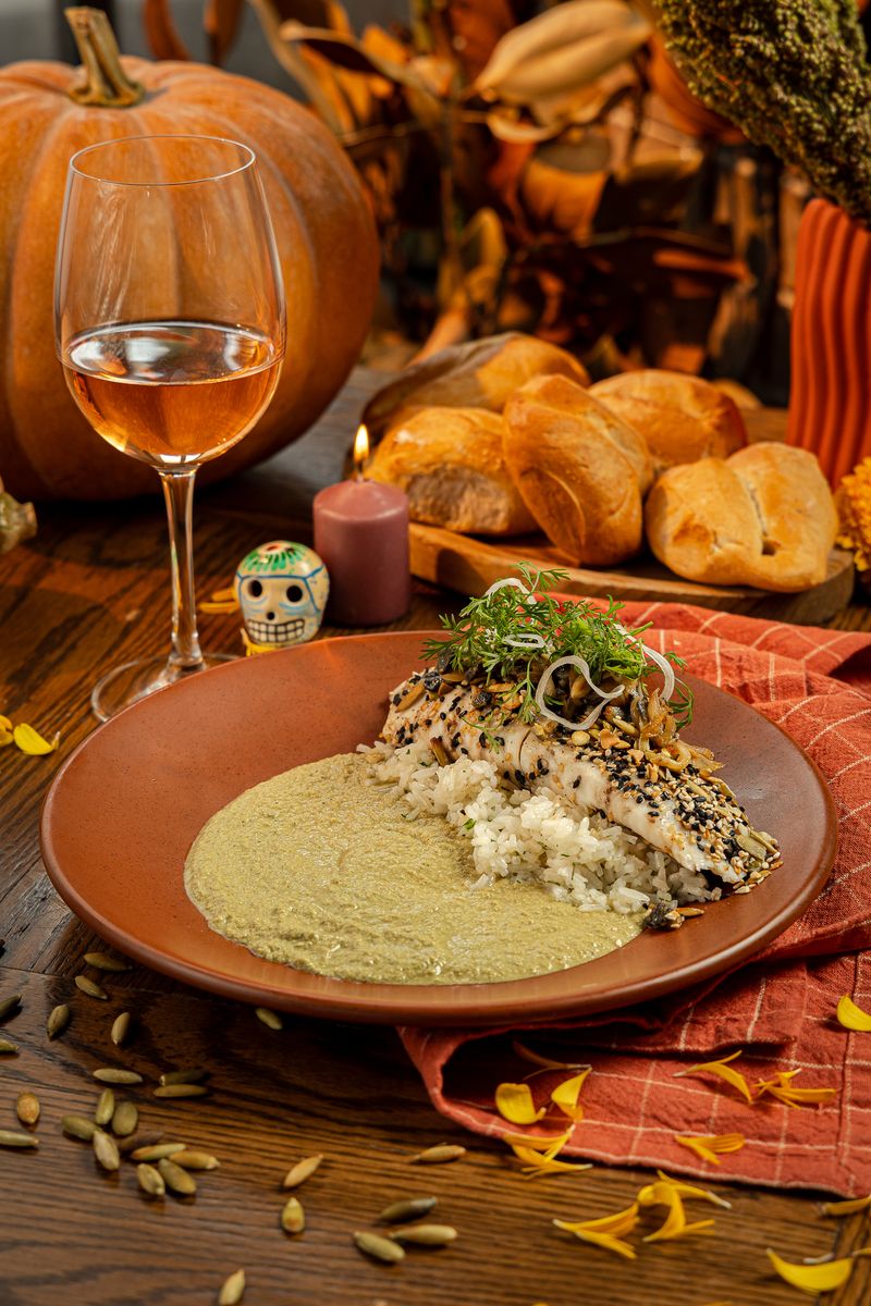 Pescado al pipián: filete con costra de ajonjolí sobre pipián verde