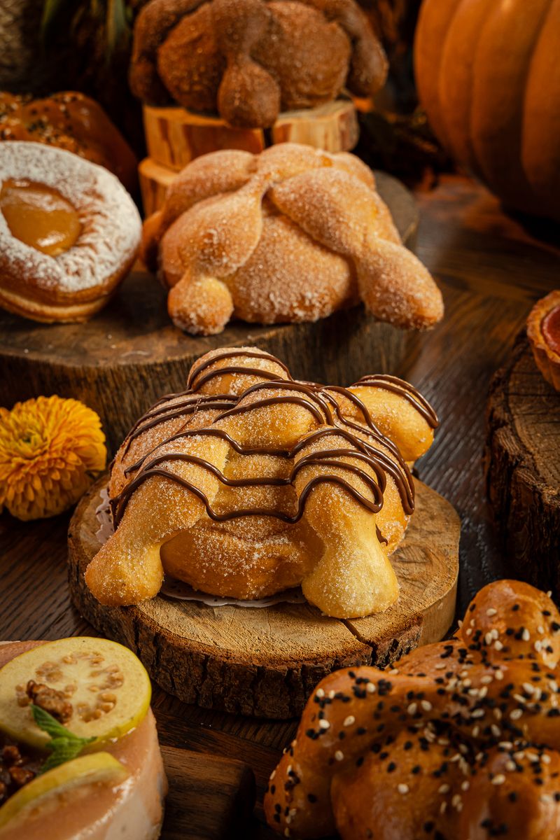 Pan de muerto relleno de Nutella con hilos de chocolate