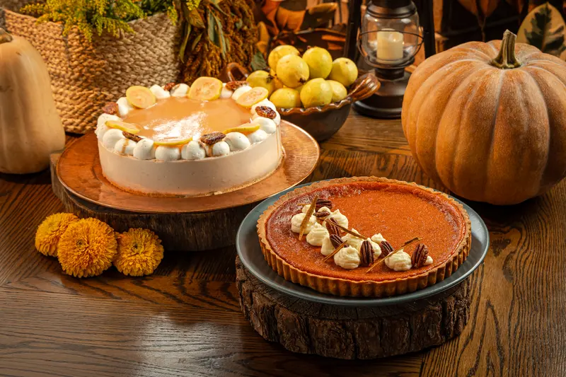 Cheesecake de guayaba y pay de calabaza familiares entre calabazas