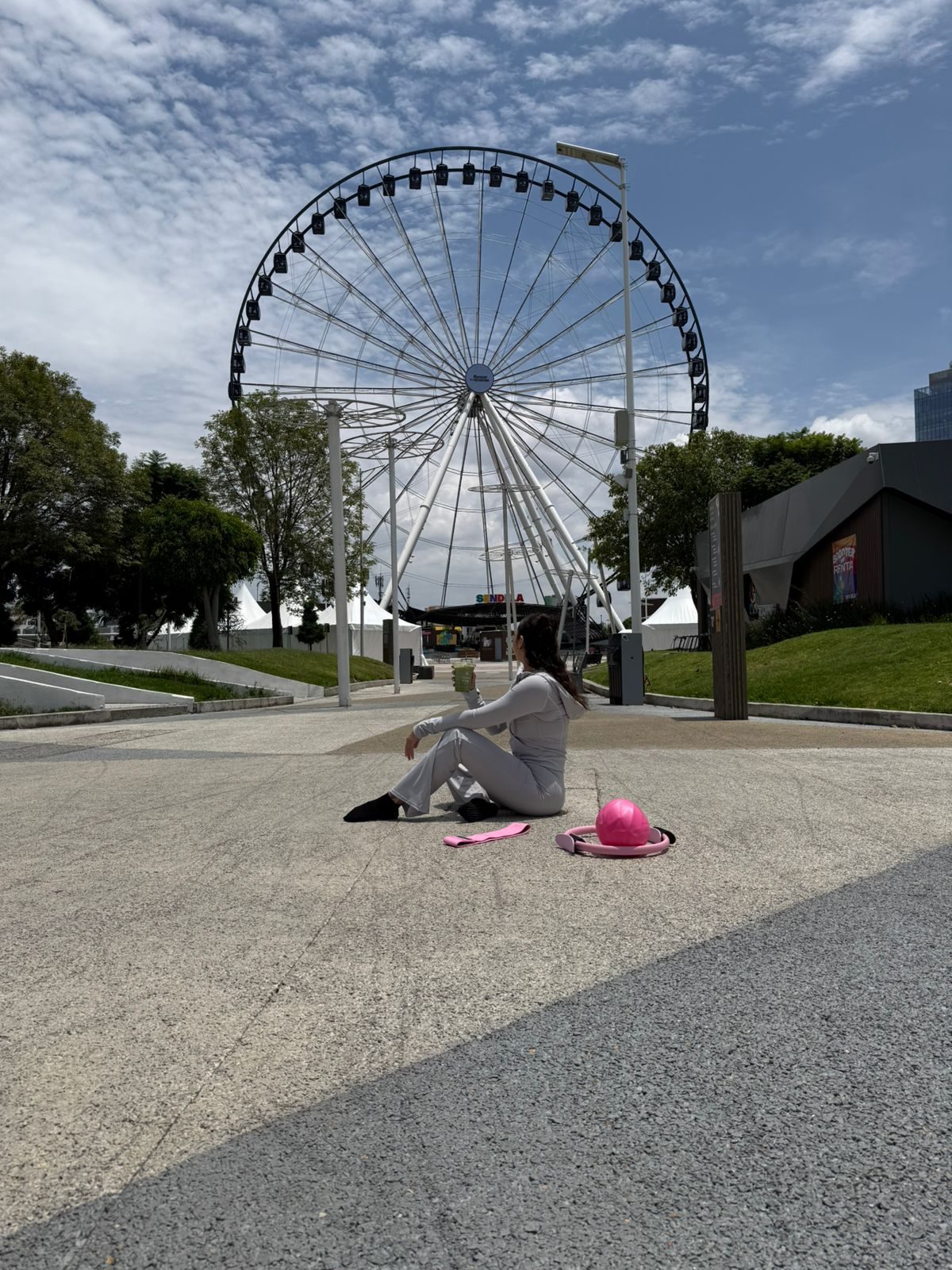 Clase de pilates en el Parque Lineal Sendela con la rueda de Puebla de fondo