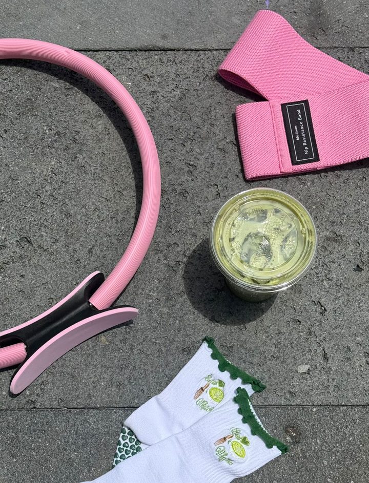 Aro de pilates, banda, calcetas y bebida verde