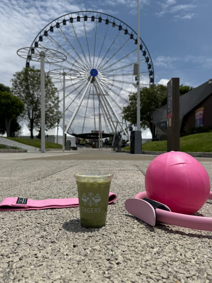 Bebida verde de Tagers junto a una pelota de pilates