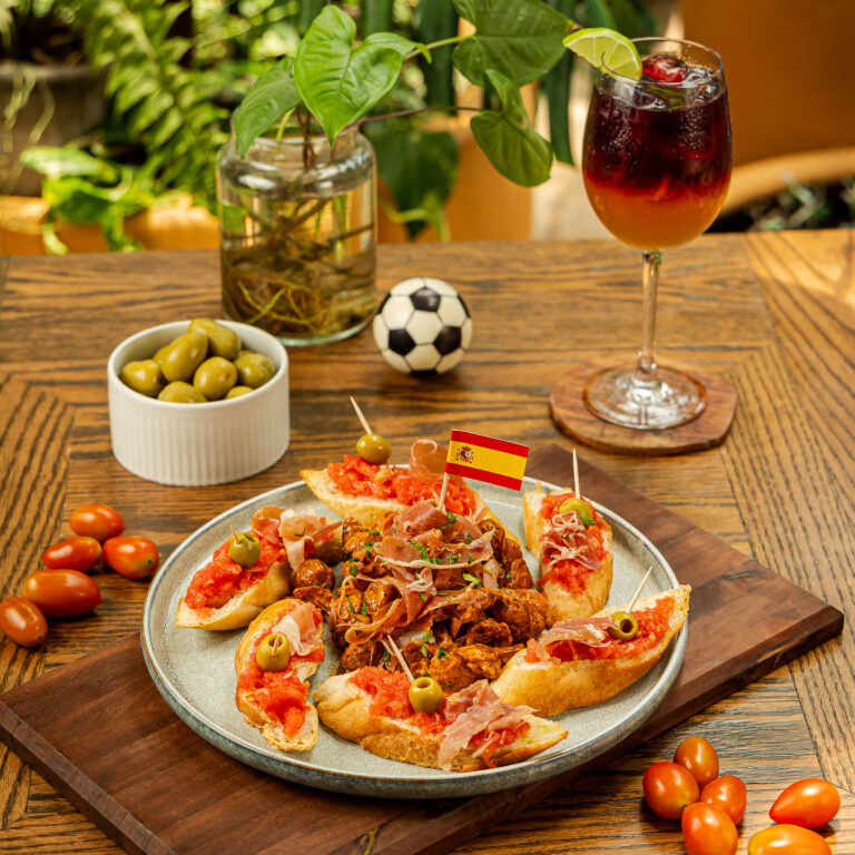Plato de tapas y copa de vino de la Selección Tagers