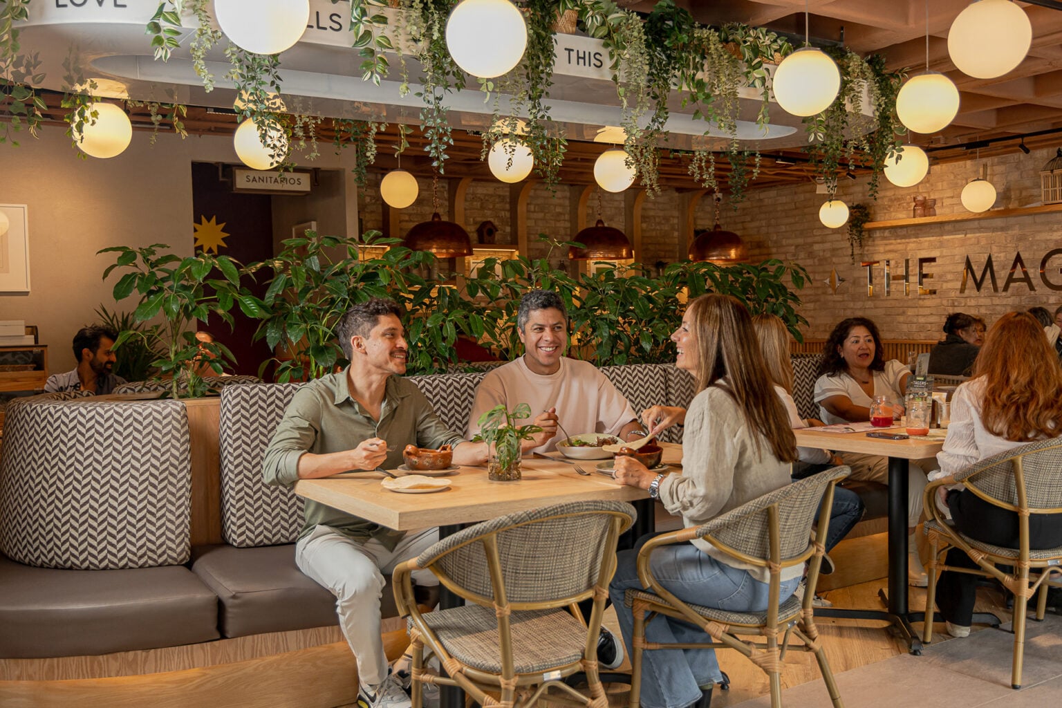 Comensales compartiendo una comida en un salón de Tagers