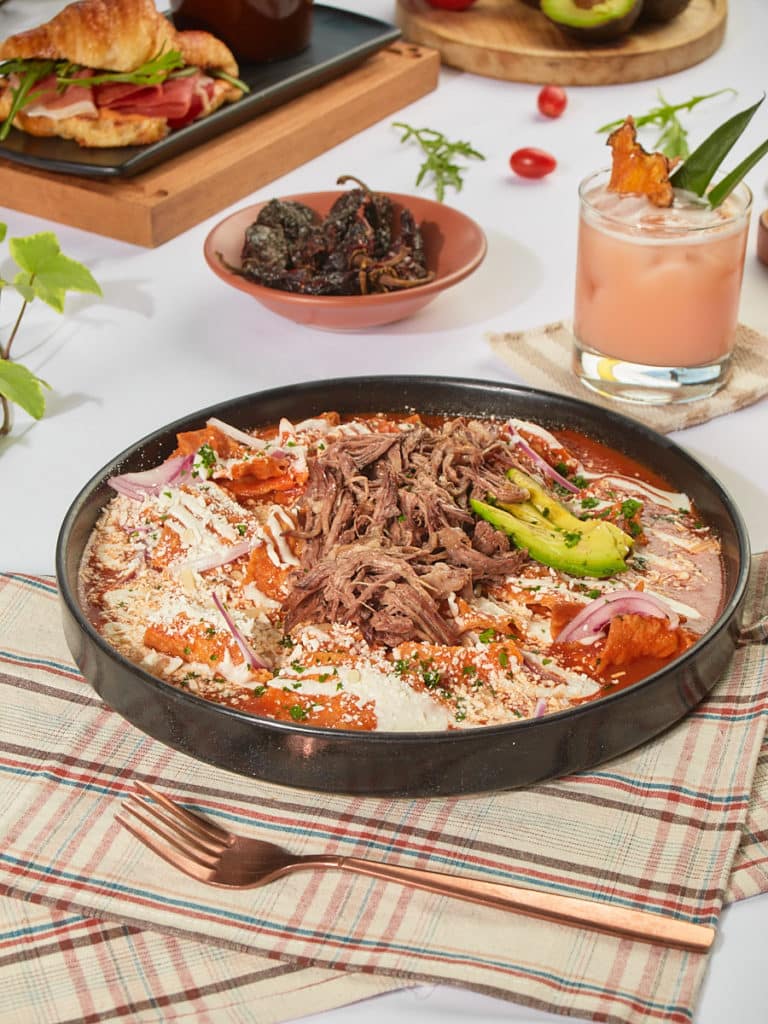 Chilaquiles con barbacoa de picaña de Tagers