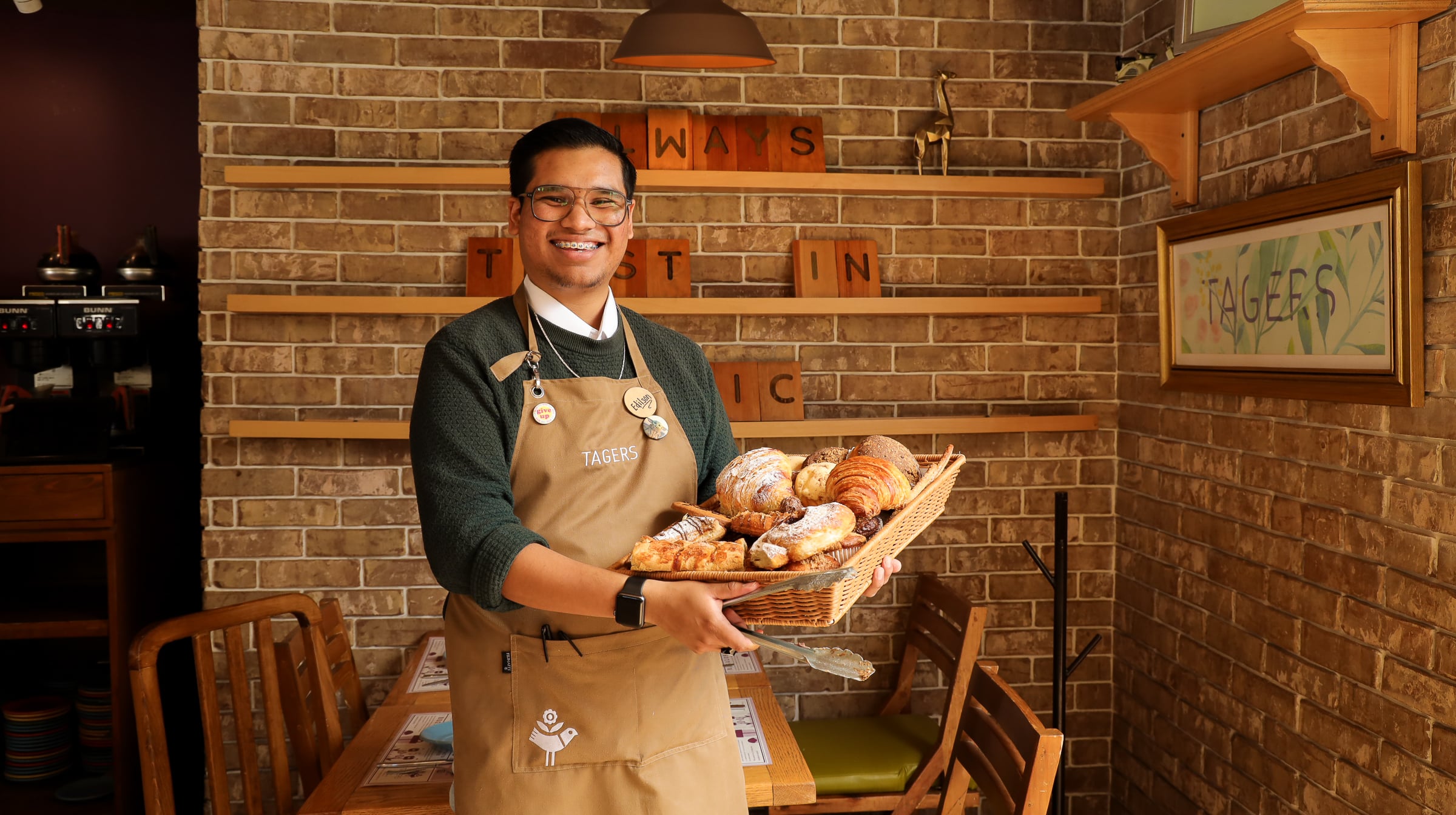Canasta de pan artesanal recién horneado en la panadería de Tagers