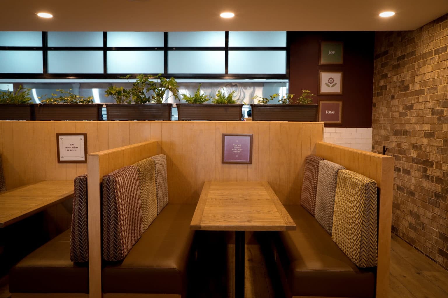 Booths de madera en Tagers Zavaleta
