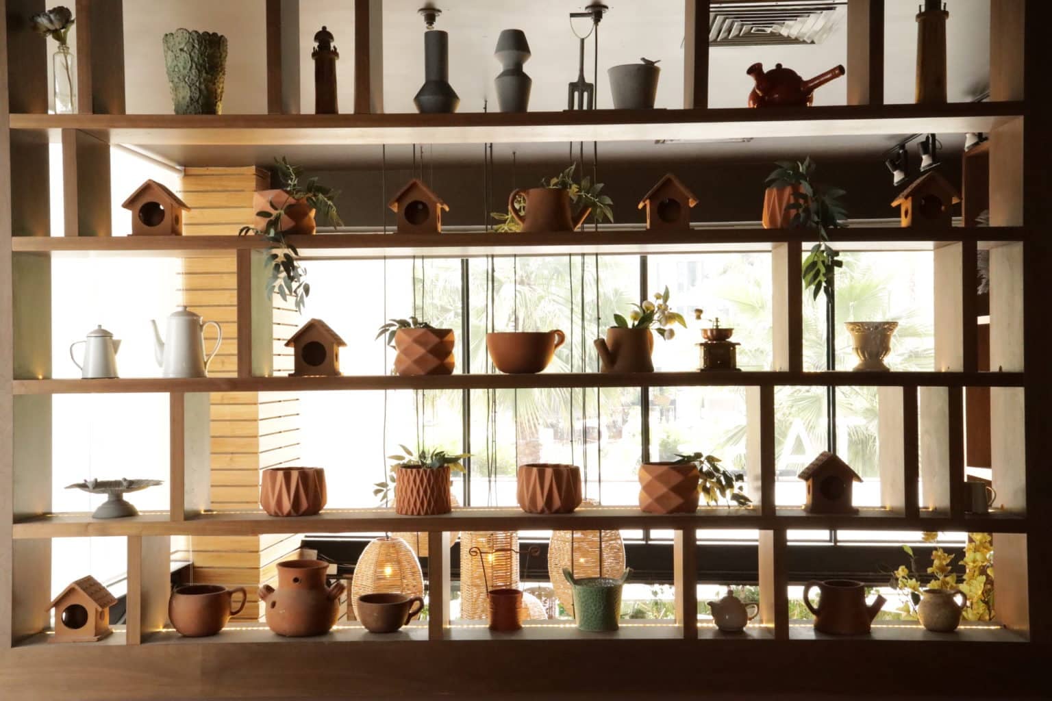 Repisa con casitas y macetas en Tagers Sonata