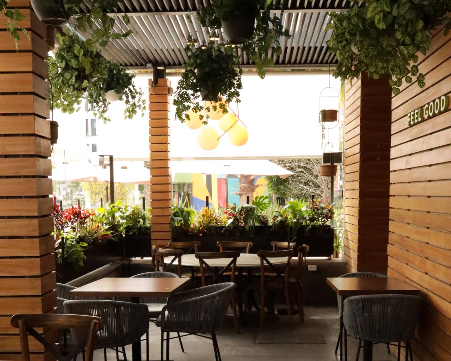 Terraza de madera de Tagers Sonata en plaza Escala