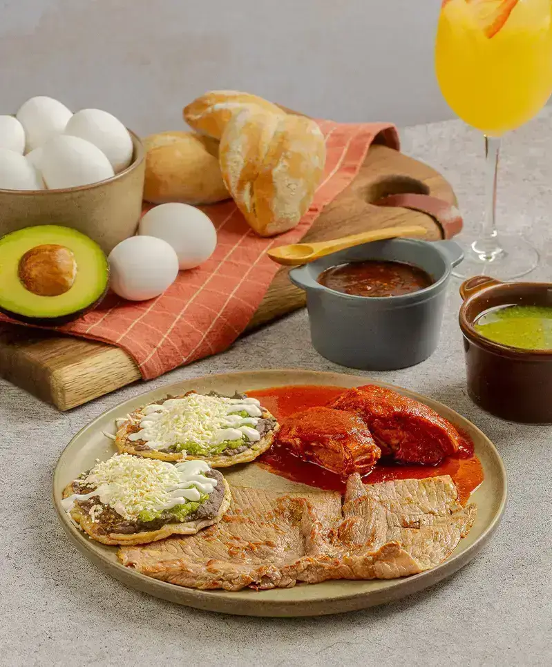 Desayuno combinado de Tagers: picaditas, cecina, cerdo en adobo, huevos, pan y mimosa