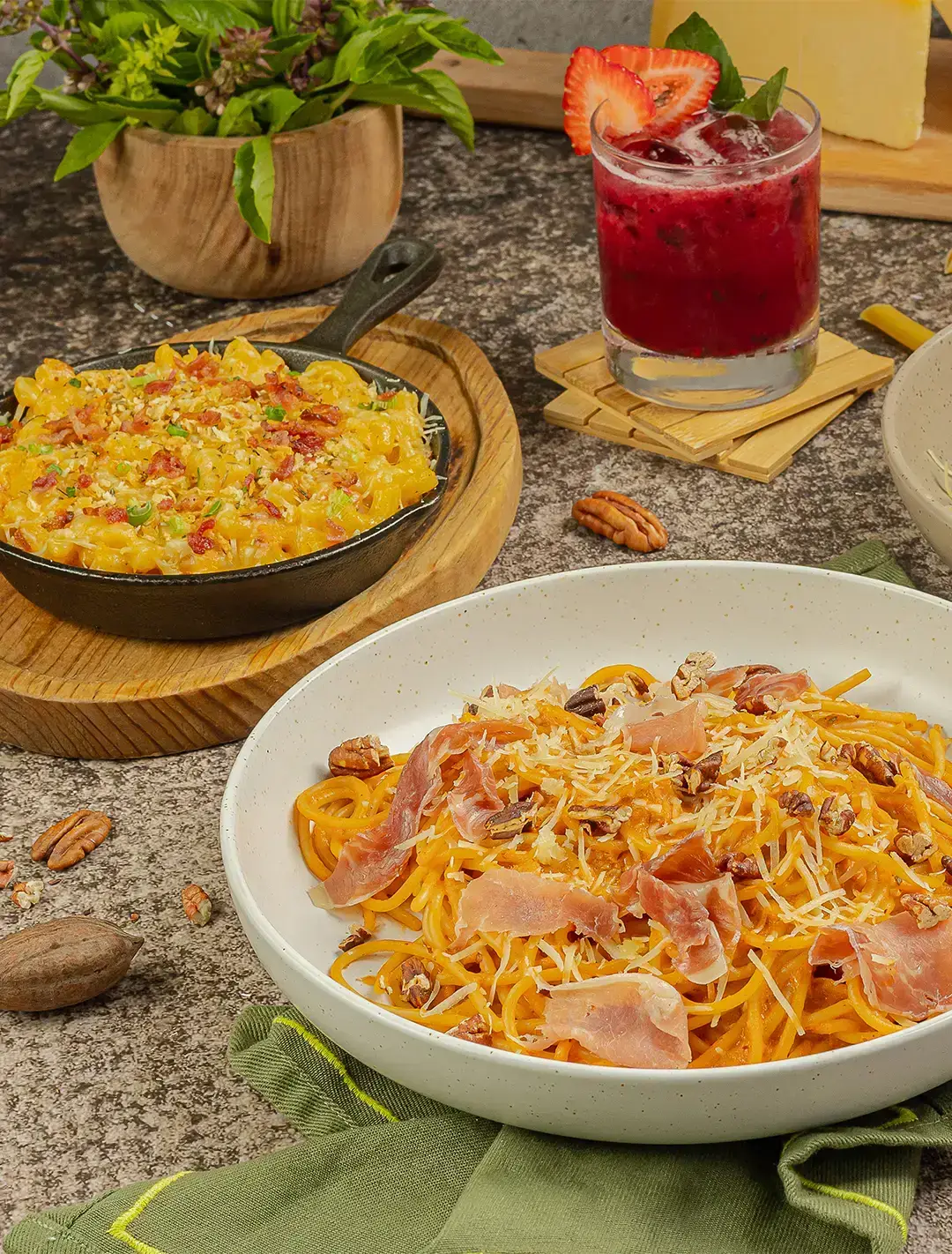Pastas de la casa en Tagers, servidas con bebida de la barra