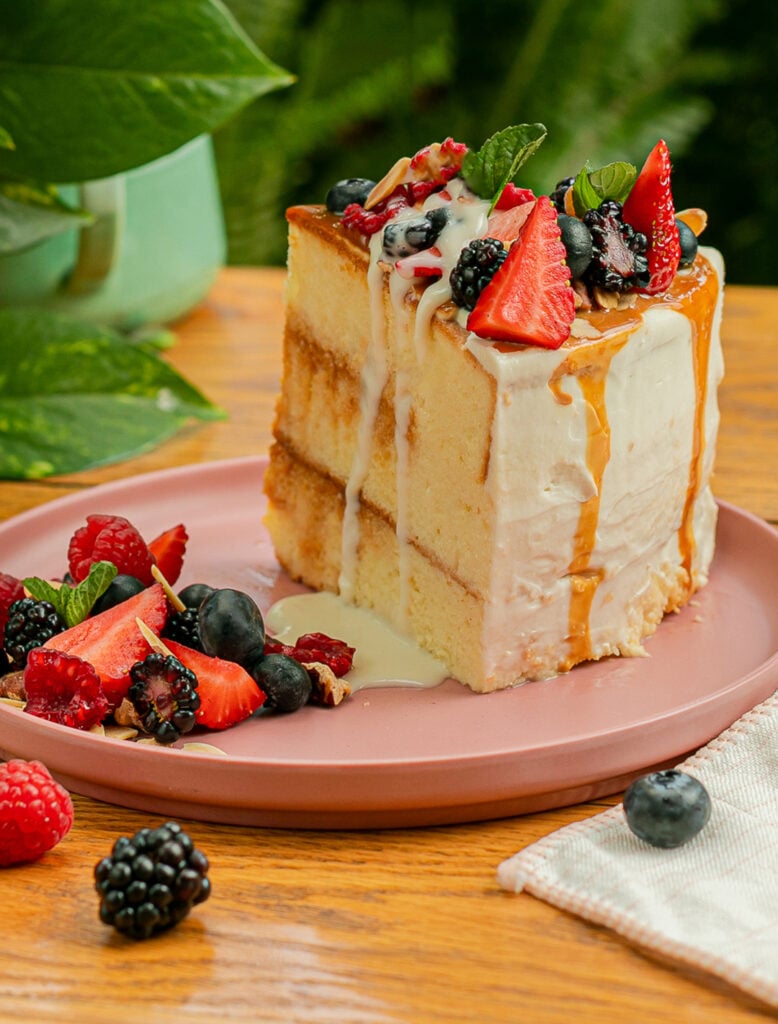 Rebanada de pastel tres leches con dulce de leche de Tagers, con fresas y frutos rojos