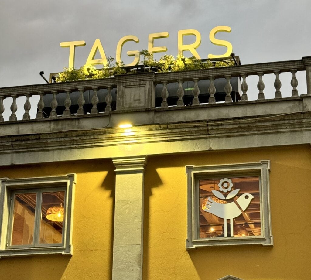 Letras de Tagers sobre la balaustrada de la casona amarilla de Av. de la Paz 40