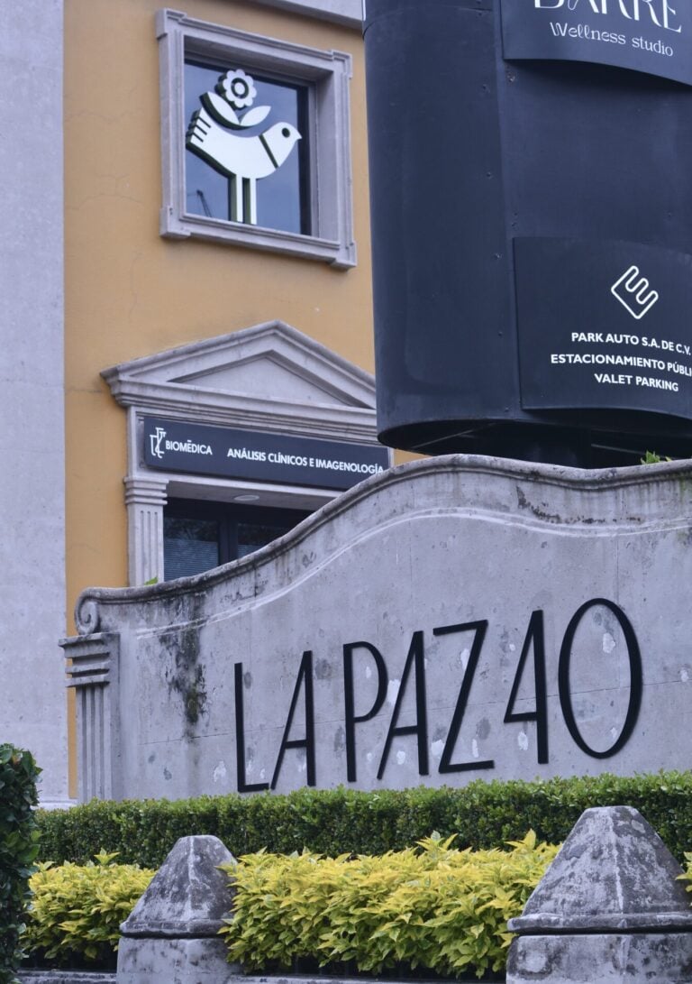 La casona amarilla de Av. de la Paz 40: donde el pan lleva medio siglo llegando calientito