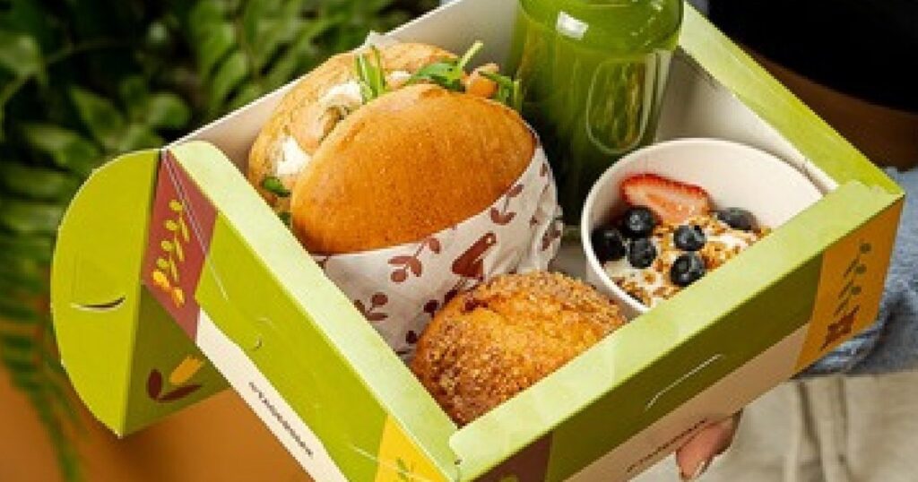 Box Lunch individual de Tagers con baguette, jugo verde, muffin y fruta