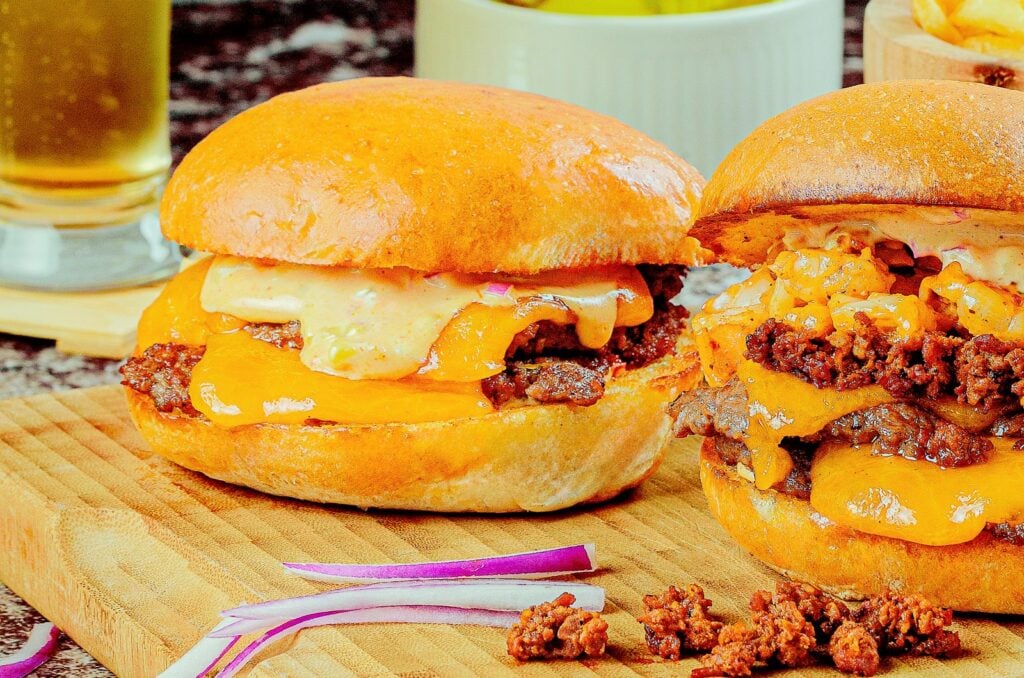Double smash cheeseburger y Red sea smash burger de Tagers en tabla de madera