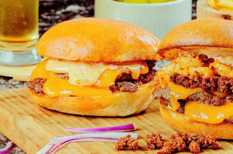 Double smash cheeseburger y Red sea smash burger de Tagers en tabla de madera
