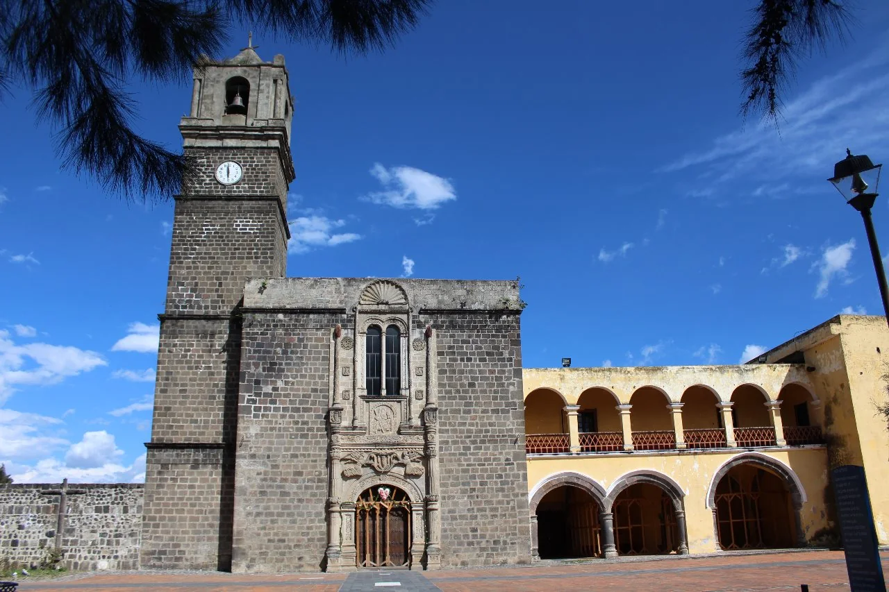 Fachada plateresca y torre del reloj del ex convento franciscano de San Andrés Calpan, Patrimonio Mundial de la UNESCO