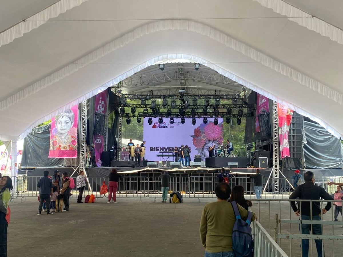 Escenario principal de la Feria de las Flores de San Ángel 2026 bajo la carpa del Parque de La Bombilla