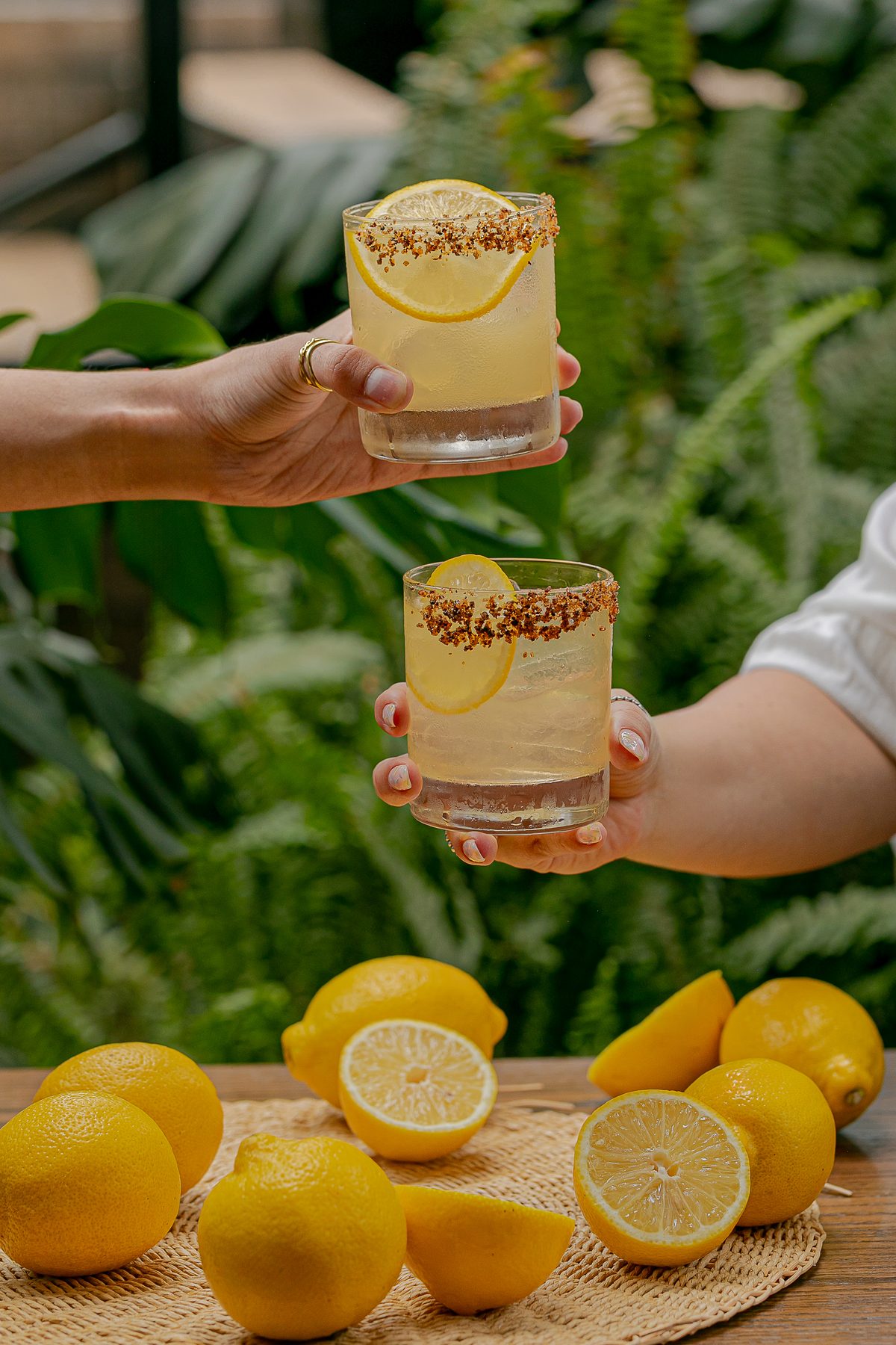 Brindis con mezcalinas de limón eureka, maridaje de los chiles en nogada en Tagers San Ángel